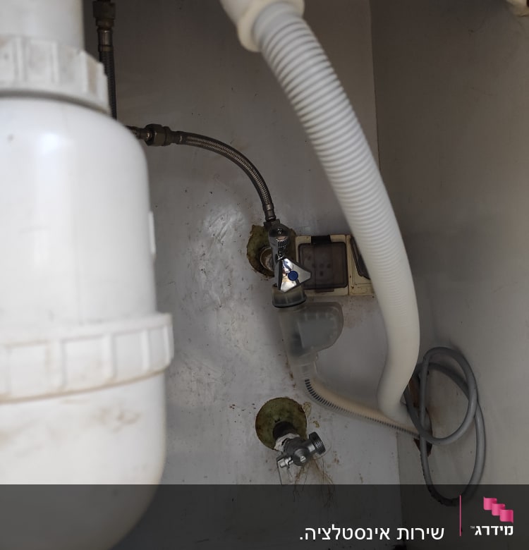 צינורות מתחת לכיור עם חיבורים ואביזרי אינסטלציה